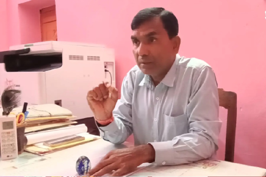 जामताड़ा नगर पंचायत पर बरसे वीरेंद्र मंडल, कहा- ‘सफाई कर्मियों का मानदेय बकाया, छोटे व्यापारियों पर कार्रवाई’