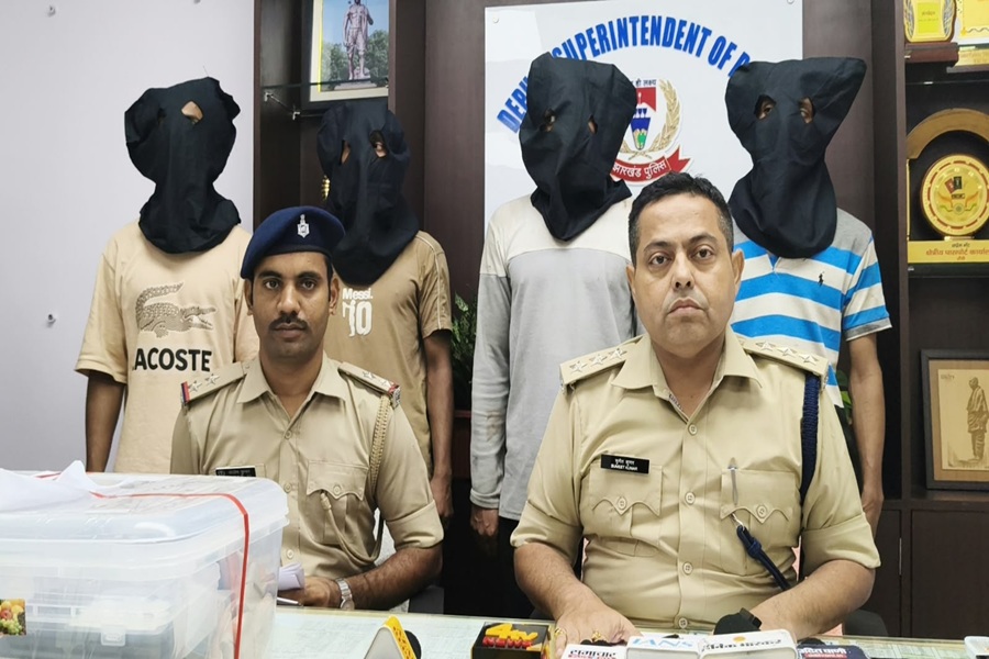 प्लाईवुड दुकान में चोरी का भंडाफोड, नकदी और लैपटॉप के साथ 4 लोग गिरफ्तार