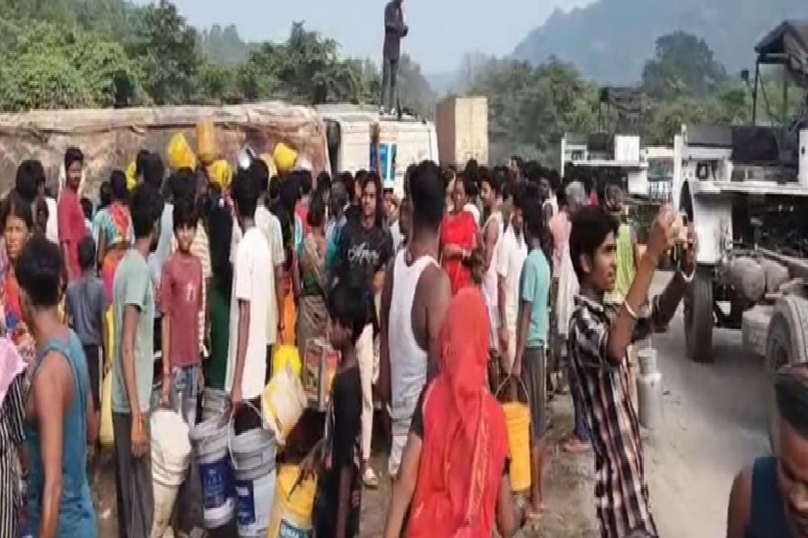 कोडरमा में कच्चे तेल से भरा टैंकर पलटा, बाल्टी लेकर लूटने दौड़े ग्रामीण