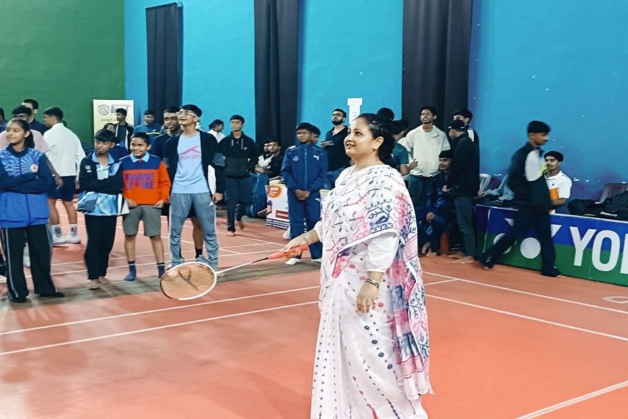 गिरिडीह में बैडमिंटन खेलती नजर आईं कल्पना सोरेन, राज्य स्तरीय प्रतियोगिता का किया उद्घाटन