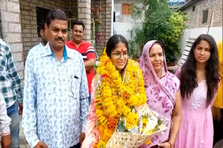 महज 21 साल की उम्र में सरपंच बनी लक्षिका डागर, रेडियो जॉकी से सरपंच तक का कैसा रहा सफर..