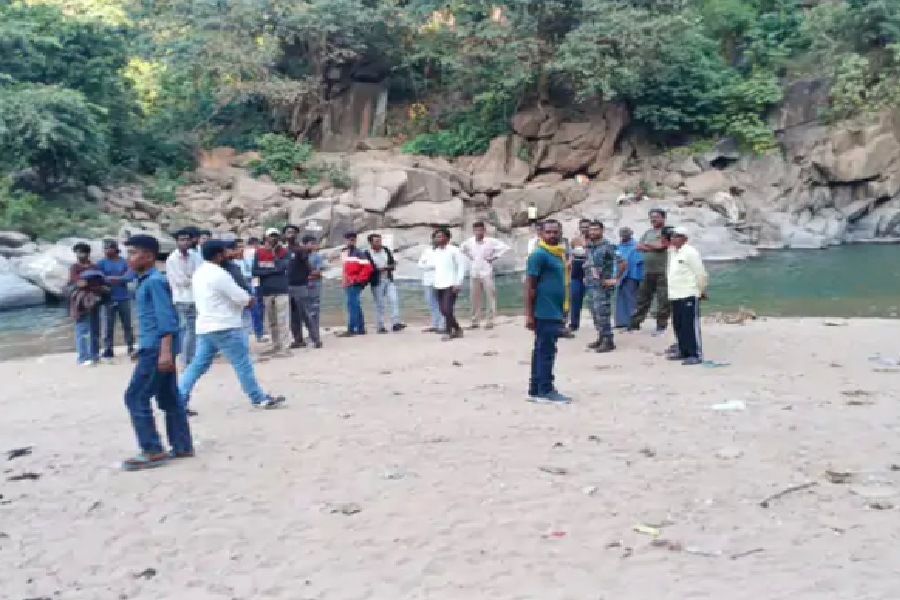 लातेहार के पातम-डाटम जलप्रपात में नहाने के दौरान 2 युवक डूबे, 18 घंटे बाद भी कोई सुराग नहीं