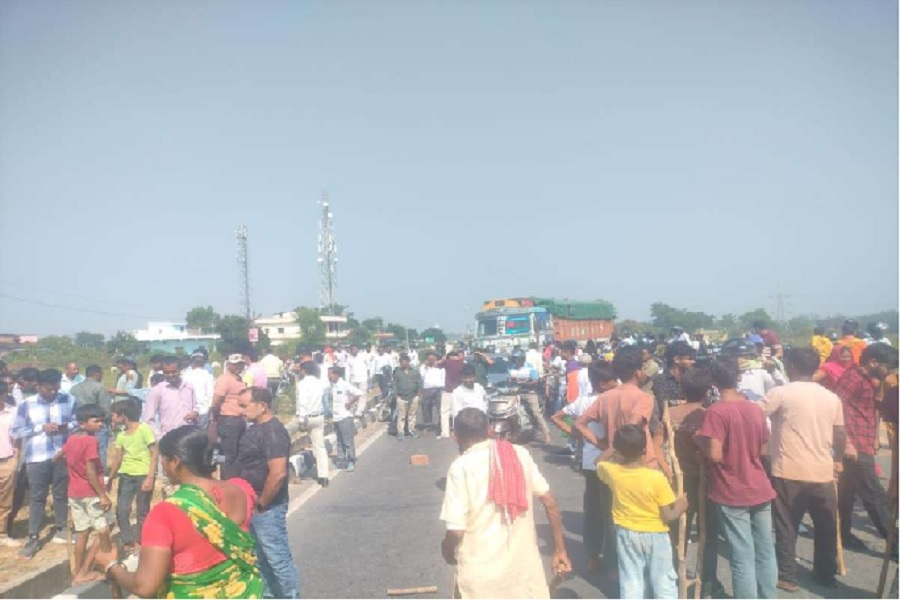दशहरा जुलूस विवाद पर NH जाम, आरोपियों की गिरफ्तारी की मांग