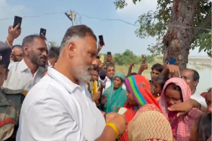 सारण में टूटा बांध, बाढ़ प्रभावित गांव पहुंचे पप्पू यादव, पीड़ितों को दी आर्थिक मदद