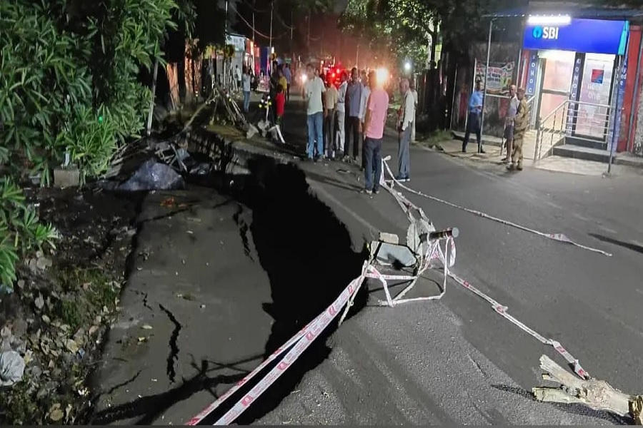 फुसरो-करगली मुख्य मार्ग पर 5 फीट भू-धंसान, 5 दुकानें क्षतिग्रस्त; आवागमन बंद