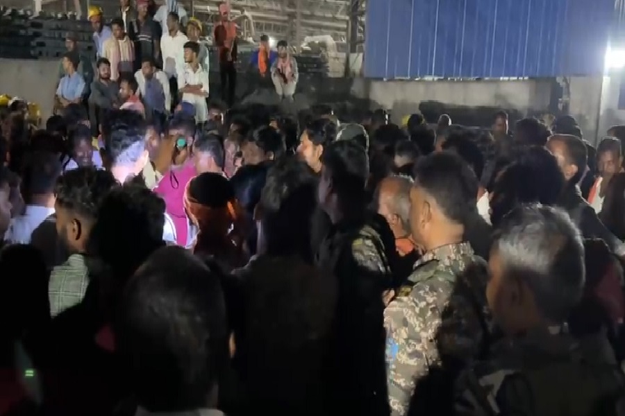 चिंतपूर्णी स्टील प्लांट में हाइवा की चपेट में आने से मजदूर की मौत, मुआवजा-नौकरी की मांग पर हंगामा