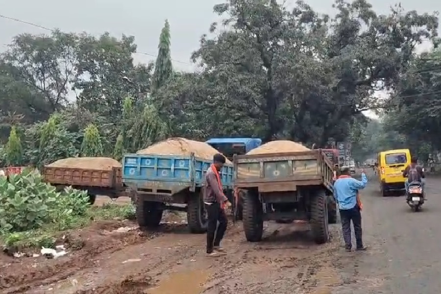 पाकुड़ में खनन सामग्री ढोने वाले वाहनों पर सख्ती, नियम तोड़ने पर होगी जब्ती की कार्रवाई