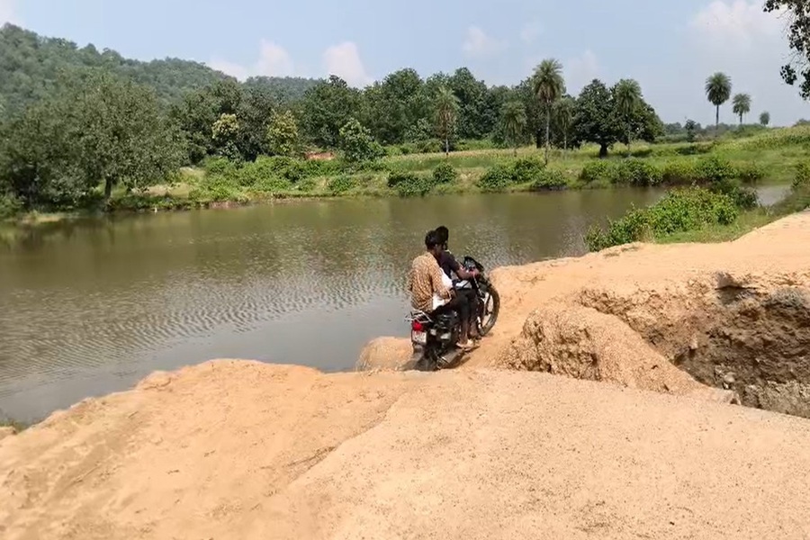 पहला मानसून नहीं झेल सकी पुलिया, जान जोखिम में डालकर आवागमन कर रहे डूमरझारा के लोग