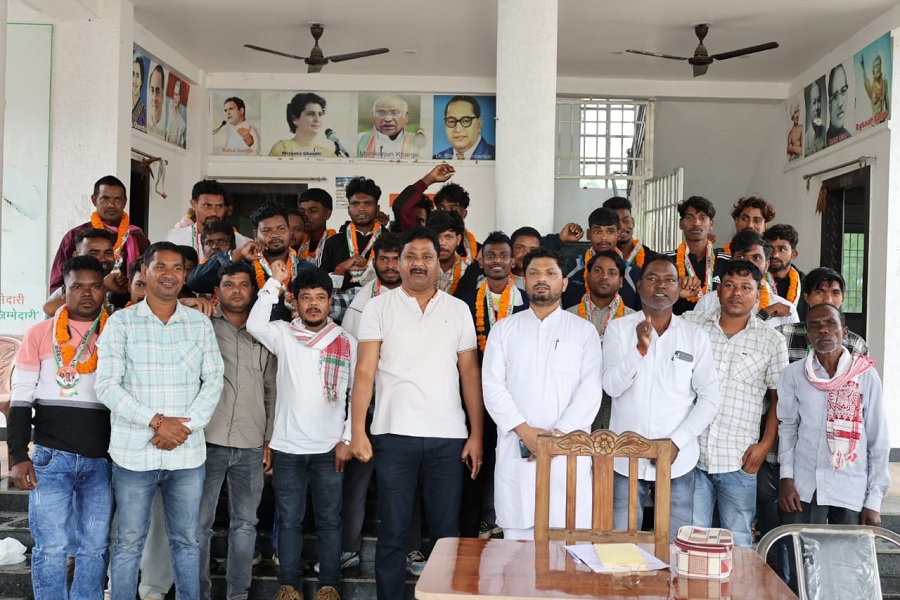 खिजरी विधायक राजेश कच्छप के नेतृत्व में दर्जनों युवाओं ने थामा कांग्रेस का दामन