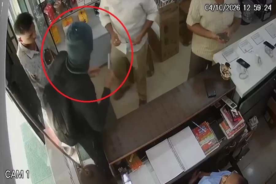 मोबाइल शॉप में चाकू लेकर घुसा युवक, ऑनर से बोला- बैग में बम है; पैसे दो वरना उड़ा दूंगा