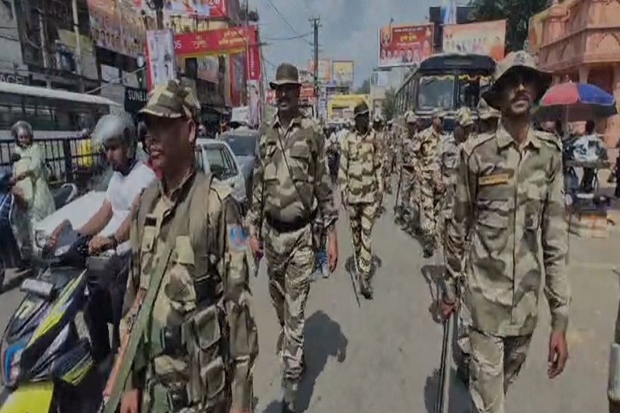 दुर्गा पूजा को लेकर रांची पुलिस का फ्लैग मार्च, ड्रोन से की जा रही निगरानी