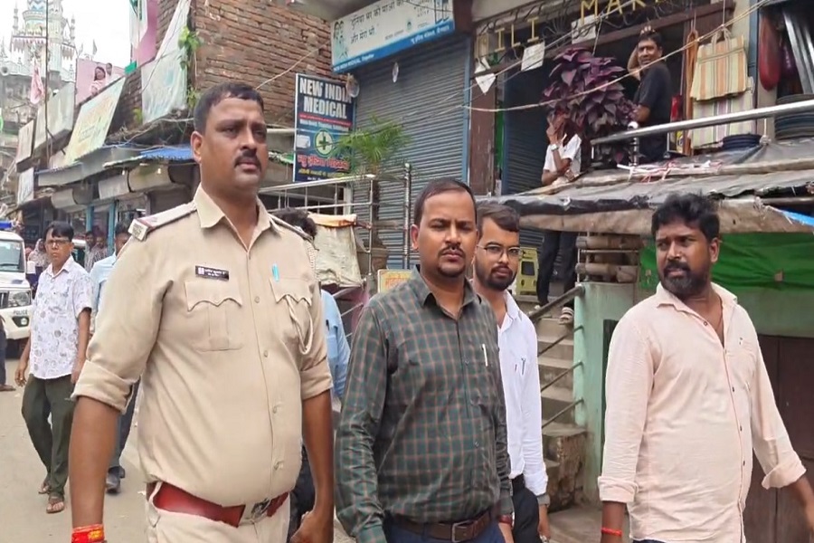 तीनपहाड़ बाजार में 22 दुकानों की जांच, नियमों के उल्लंघन पर 5 दुकानदारों से वसूला गया अर्थदंड 