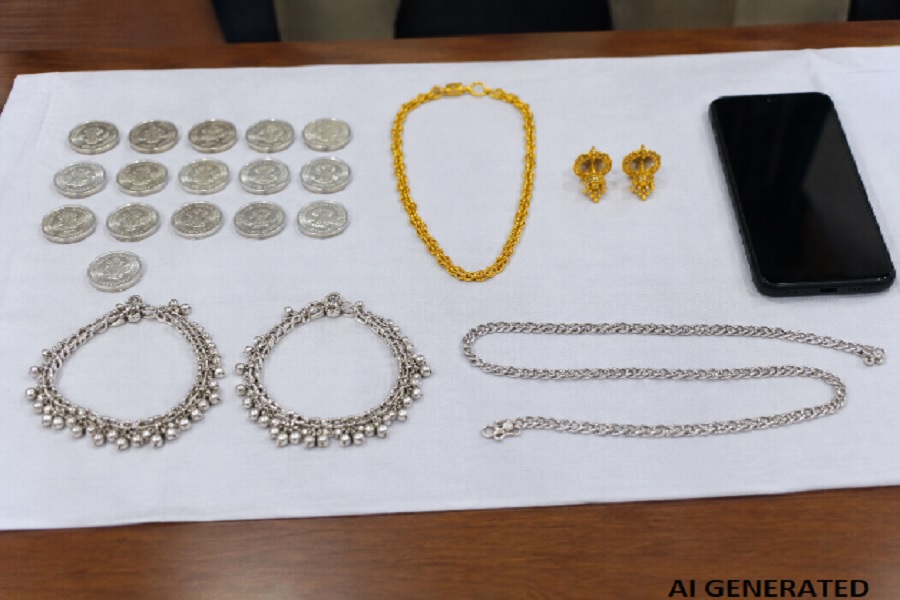 चोरी के आभूषण के साथ तीन आरोपी गिरफ्तार, 15 चांदी के सिक्के व सोने की जेवरात बरामद