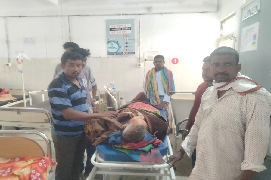 एक व्हाट्सऐप मैसेज बना मदद का जरिया, सिमडेगा DC ने बेसहारा परिवार को दिया सहारा