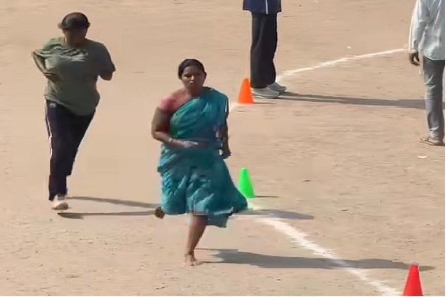 होमगार्ड बनने की उम्मीद में साड़ी पहनकर नंगे पांव दौड़ी महिला