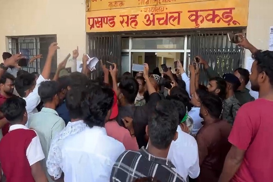 कुकड़ु अंचल कार्यालय में SIR फॉर्म जमा करने को लेकर बवाल, ग्रामीणों ने ताला जड़ सीओ के निलंबन की मांग की