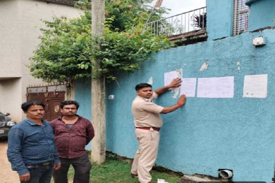 न्यायालय के आदेश पर भुरकुंडा पुलिस ने राहुल दुबे के आवास पर चिपकाया इश्तेहार