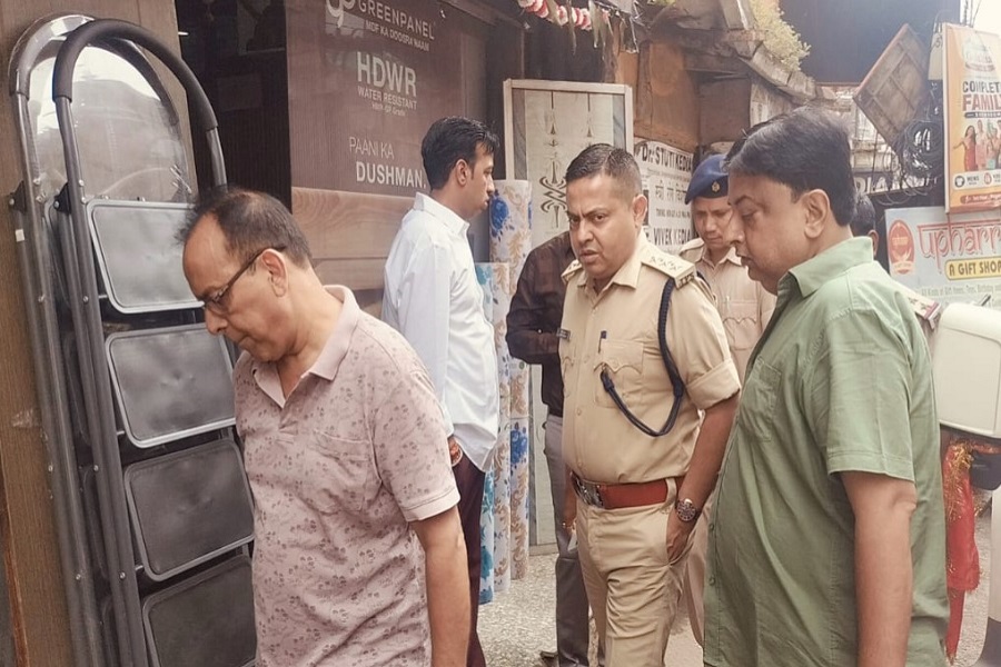 जमशेदपुर में छत के रास्ते दुकान में घुसे चोर, 2 लाख रुपये नकद समेत लैपटॉप ले उड़े; सीसीटीवी में कैद हुई वारदात