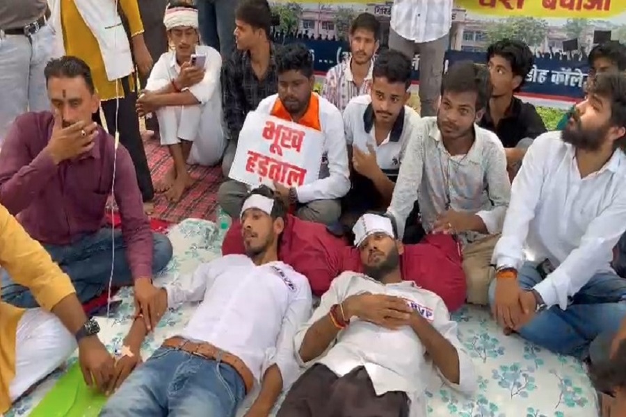 गिरिडीह कॉलेज में ABVP का आंदोलन चौथे दिन भी जारी, भूख हड़ताल पर बैठे 2 छात्र नेताओं की तबीयत बिगड़ी