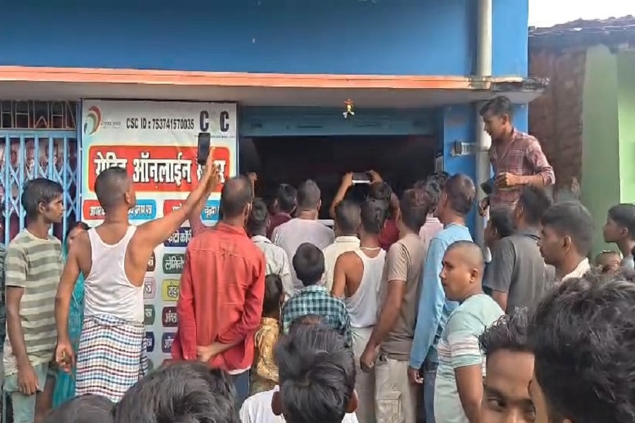 पलामू में पहले बाइक लूटी, फिर उसी बाइक से प्रज्ञा केंद्र लूटने पहुंचे अपराधी; ग्रामीणों ने दबोचकर पुलिस को सौंपा