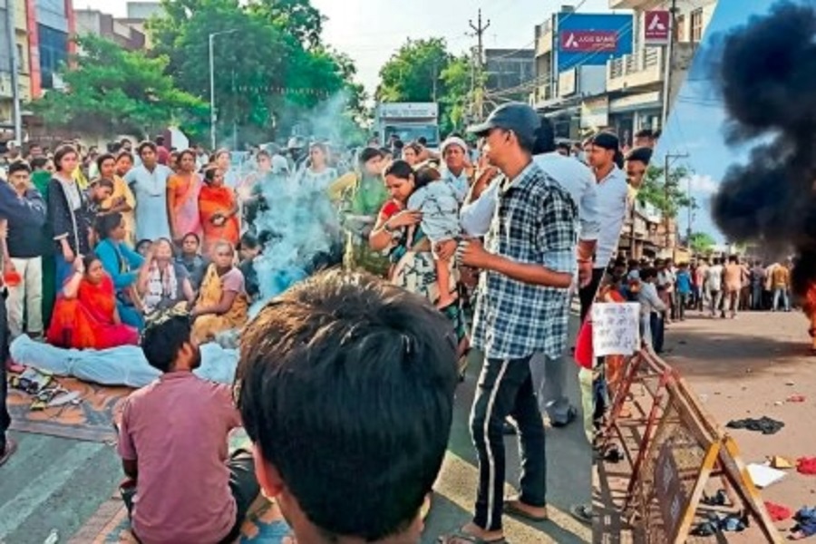 क्रेटा कार की टक्कर से फुचका विक्रेता की मौत, शव सड़क पर रख परिजनों ने किया हंगामा