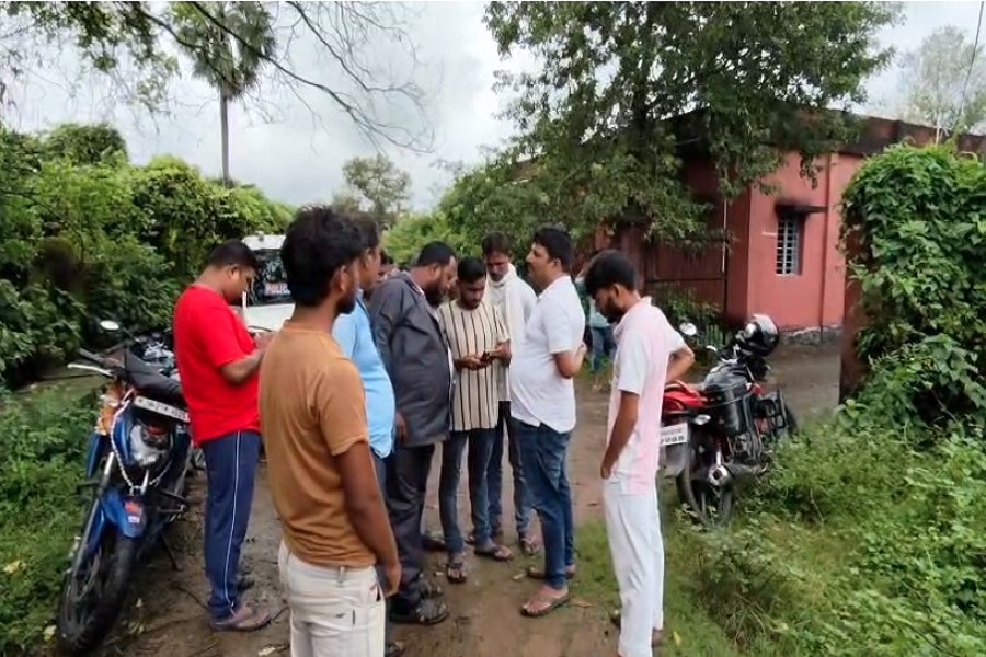 जामताड़ा में मवेशी चोरी कर भाग रही बोलेरो पलटी, 2 युवकों व 3 बैलों की मौत