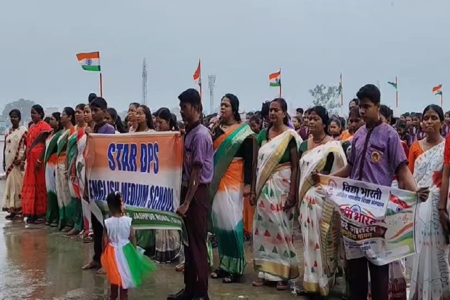 विद्या भारती के आह्वान पर गुमला में सामूहिक 'वंदे मातरम' का गायन, तेज बारिश में भी दिखा असीम उत्साह