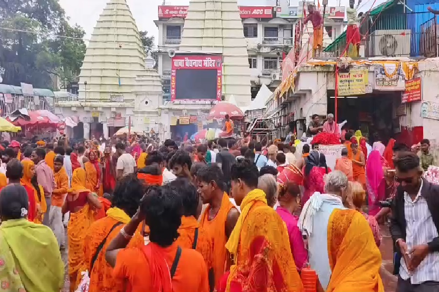 भादो पूर्णिमा पर बाबा बैद्यनाथ के दरबार पहुंचे 1 लाख भक्त, जानिए गौ माता के पहले दूध से अभिषेक की खास परंपरा