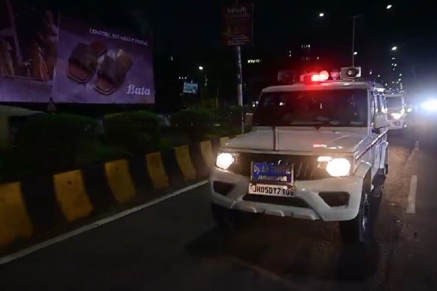 अपराध पर नकेल कसने सड़क पर उतरे जमशेदपुर SSP, बाइक से किया शहर का फ्लैग मार्च