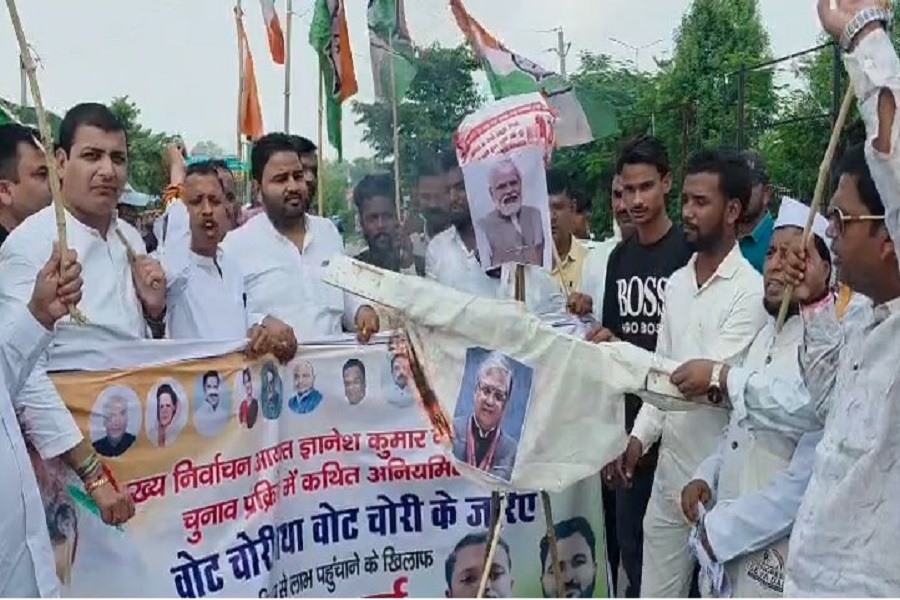 गढ़वा में कांग्रेस का प्रदर्शन, पीएम और CEC का पुतला फूंका; वोट चोरी का लगाया आरोप