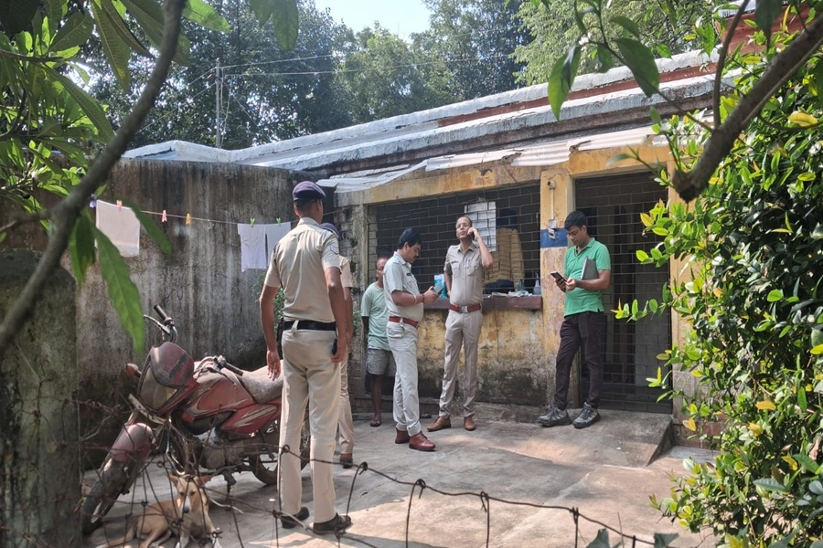 चितरंजन में बंद क्वार्टर से मिला नरकंकाल, 2021 से लापता था शख्स; 26 अप्रैल से इसी घर में रह रहा था परिवार
