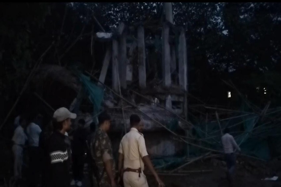 रांची में जर्जर पानी टंकी गिरी, 3 मजदूरों के दबे होने की सूचना