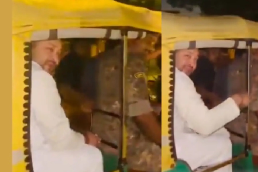 रात में ऑटो की सवारी करते दिखे तेजस्वी यादव, CEC ज्ञानेश कुमार को लेकर कही ऐसी बात