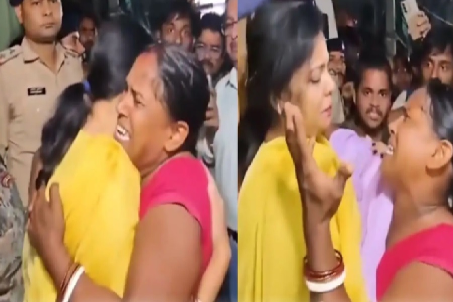 13 बच्चों की मौत से मातम, DM वर्षा सिंह को गले लगाकर रो पड़ी पीड़िता