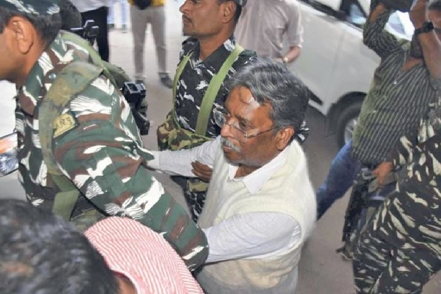 10 लाख रिश्वत देकर वीरेंद्र राम ने बंगले पर बनाए रखा है कब्जा, ED घूस लेने वाले अधिकारी को ढूंढ रही