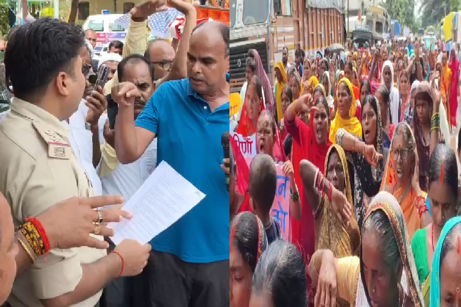 BDO पर कार्रवाई की मांग को लेकर विनोद सिंह ने घेरा सरिया थाना, बोले- मुकदमा दर्ज होने तक नहीं हटेंगे 