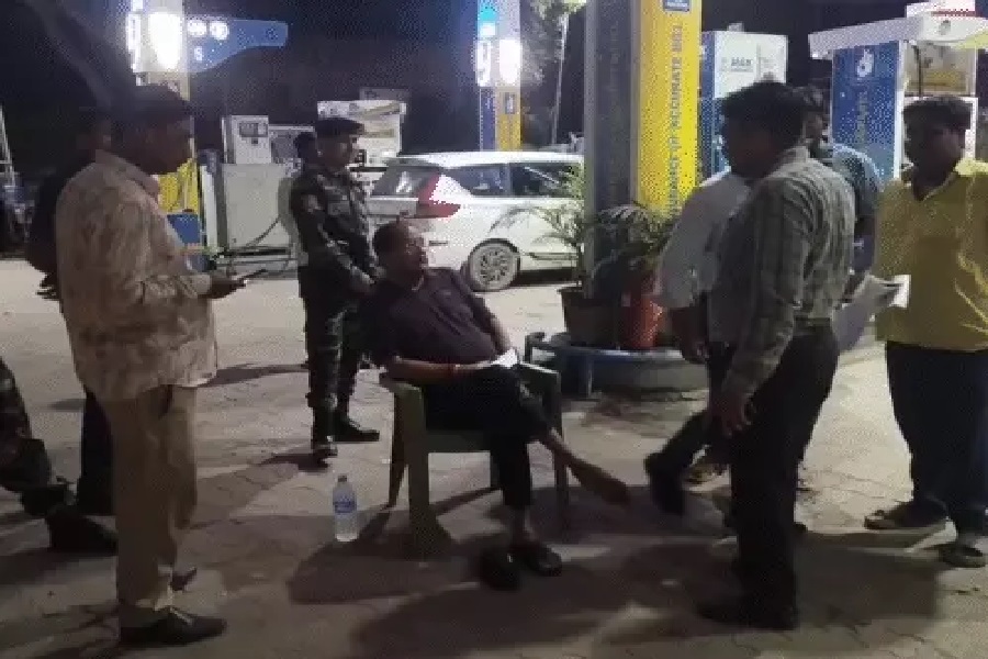 आधी रात सड़क पर उतरे वित्त मंत्री राधाकृष्ण किशोर, NH-139 पर चार ट्रकों पर कार्रवाई