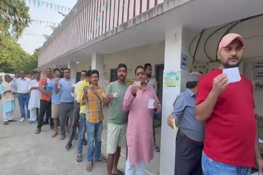 बिहार MLC चुनाव में आज वोटिंग, घर से निकलते ही नीरज कुमार ने दिखाया विक्ट्री साइन