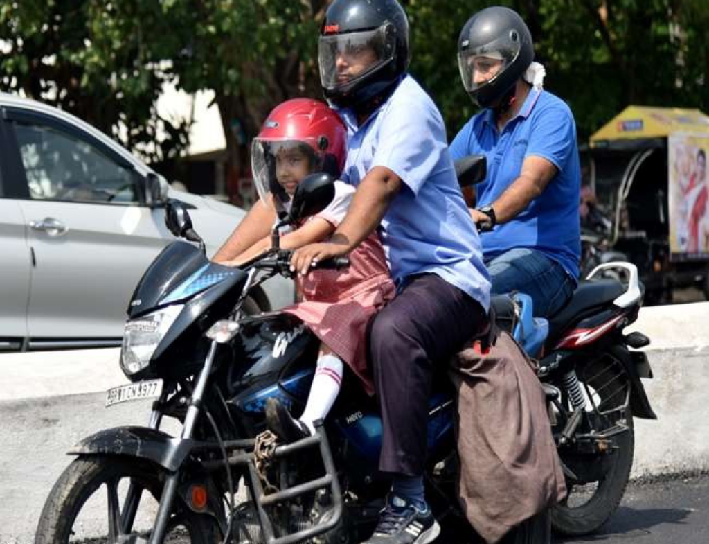 2 पहिया वाहनों में बच्चों को भी लगाना होगा हेलमेट, मंत्रालय ने जारी किया नया नोटिफिकेशन