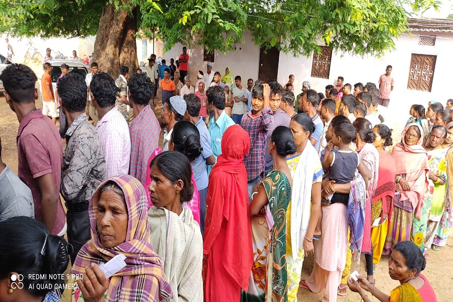 तीन लोकसभा और सात विधानसभा सीटों के लिए मतदान जारी, 26 जून को आयेंगे परिणाम 