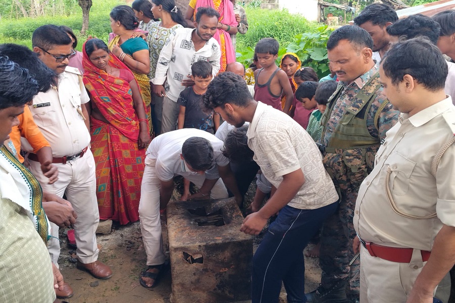 गढ़वा में जमीन की खुदाई में निकला रहस्यमयी संदूक, 40 परिवारों ने ठोका मालिकाना हक