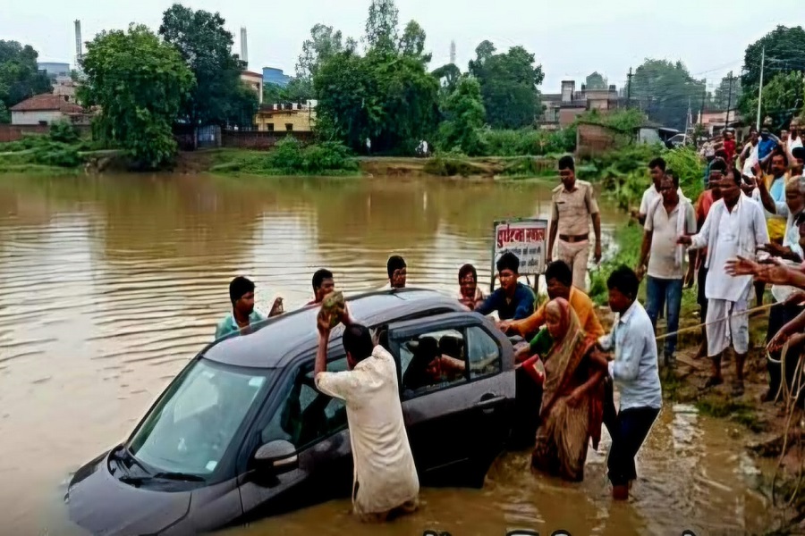 नेविगेशन देखने के दौरान अनियंत्रित होकर तालाब में गिरी कार, 4 लोगों को सुरक्षित निकाला