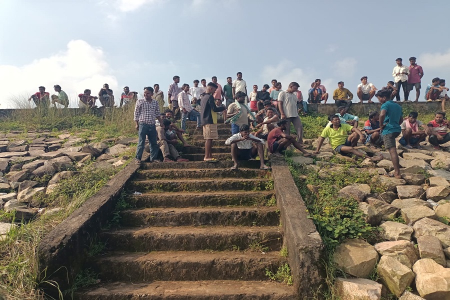चान्हो में बिना जरूरत बहाया बांध का पानी, भड़के 6 गांवों के किसानों ने दिया धरना