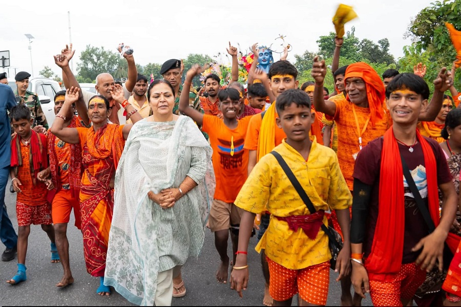 बासुकीनाथ धाम जा रहे 108 फीट लंबे कांवड़ यात्रियों से मिलीं मंत्री दीपिका पांडेय सिंह