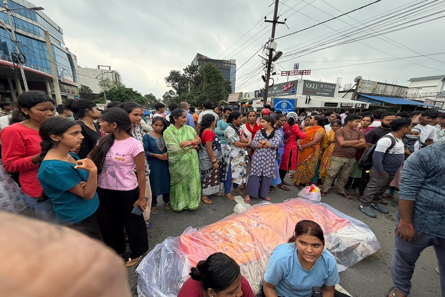 अशोक नगर में बेकाबू कार ने रेहड़ी वाले को 500 मीटर तक घसीटा, मौत के बाद सड़क जाम