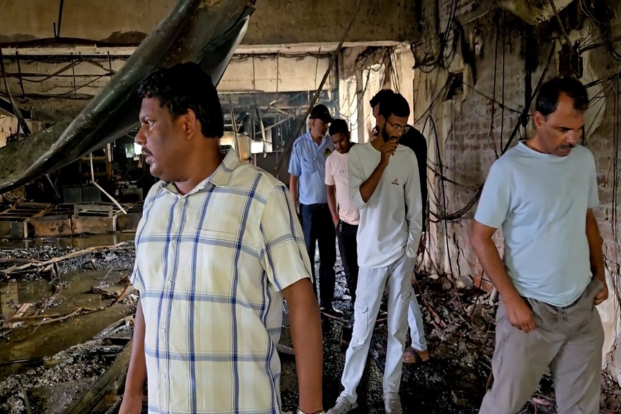 जमशेदपुर के LIC जीवन प्रकाश भवन में लगी भीषण आग, 2 कर्मचारियों को सुरक्षित निकाला गया