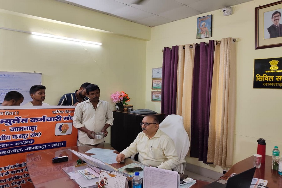 3 महीने से वेतन नहीं, कटोरा लेकर भीख मांगने पहुंचे 108 एंबुलेंस कर्मी, 21 अक्टूबर से हड़ताल की चेतावनी