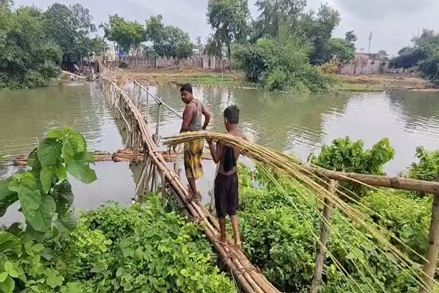बांस की पुलिया से पार करते हैं नदी, जोखिम में ग्रामीणों की जान; पाकुड़ के इस गांव का रास्ता भूला 'विकास'