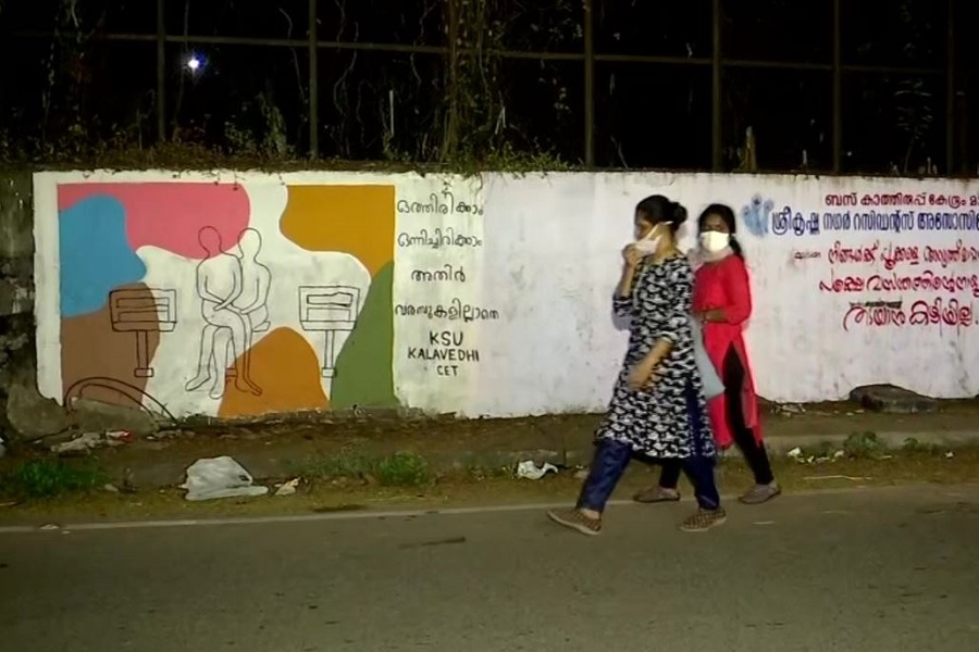 लड़का-लड़की साथ बैठते थे तो लोगों ने तोड़ डाली बस स्टैंड की बेंच, छात्रों ने एक-दूसरे की गोद में बैठकर जताया विरोध