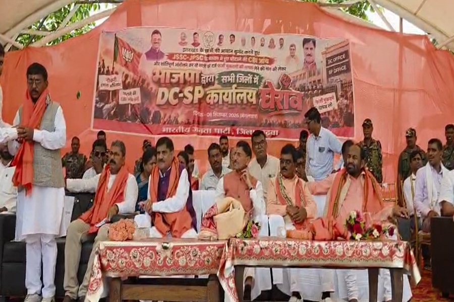 गढ़वा में भाजपा ने घेरा DC-SP ऑफिस, भर्ती परीक्षाओं में गड़बड़ी की CBI जांच की मांग